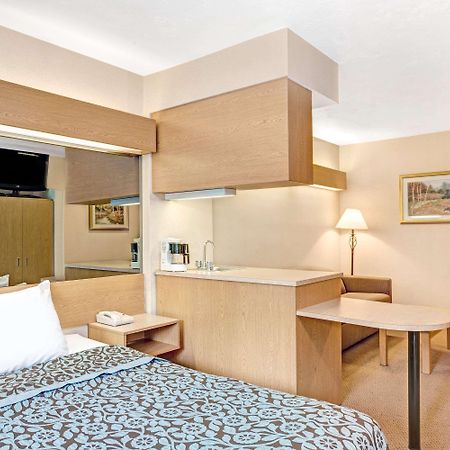 Days Inn By Wyndham Sturbridge Eksteriør bilde